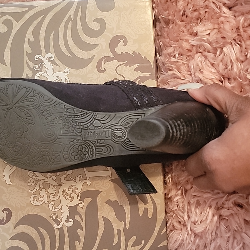 Shoes - Picture 4 of 4